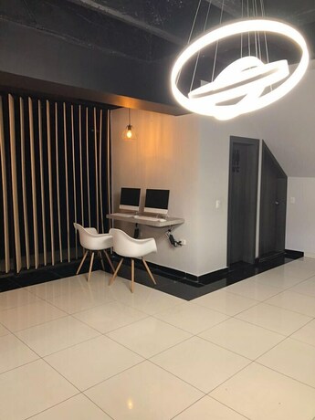 Imagen de los interiores del Hotel Doral Inn. Foto 17