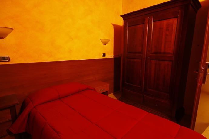 Imagen de la habitación del Hotel Duca di Tromello. Foto 2