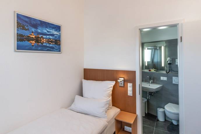 Imagen de la habitación del Hotel Elysee. Foto 14