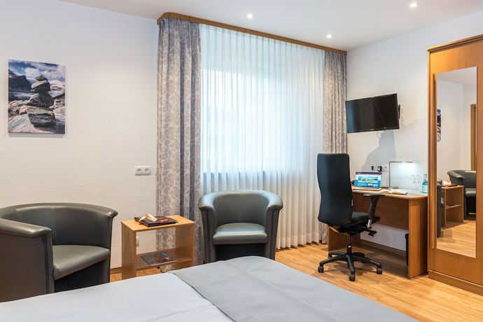 Imagen de la habitación del Hotel Elysee. Foto 17