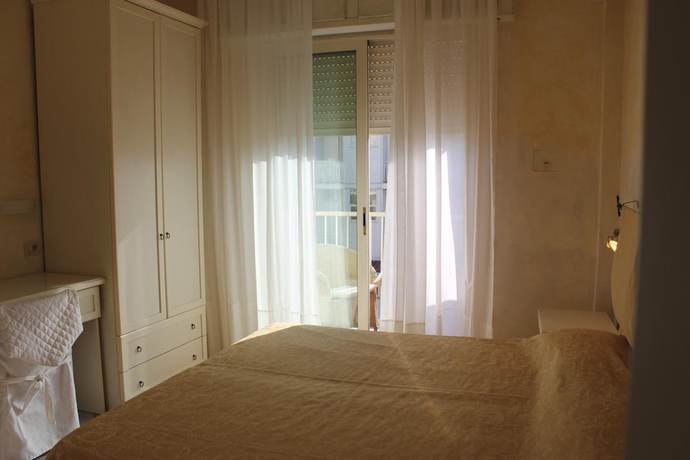 Imagen de la habitación del Hotel Euromar. Foto 15