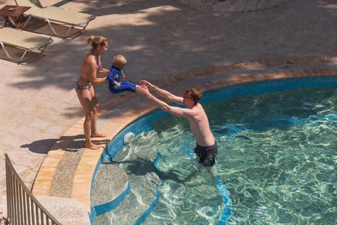 Imagen de la piscina del Hotel Evripidis. Foto 13