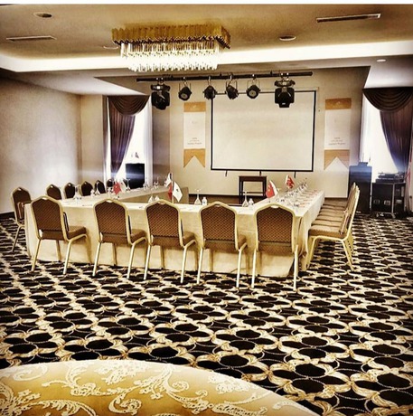 Imagen de los interiores del Hotel Excellence Inn. Foto 18