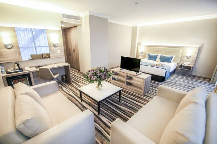 Imagen de la habitación del Hotel Excellence Inn. Foto 11