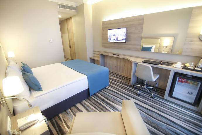 Imagen de la habitación del Hotel Excellence Inn. Foto 15