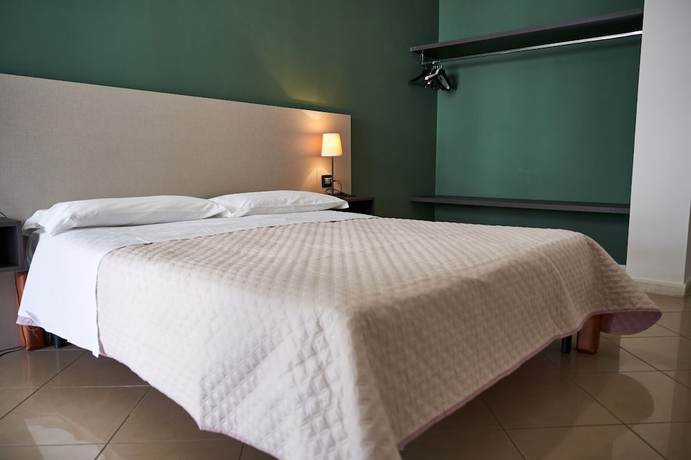 Imagen de la habitación del Hotel Futuro. Foto 6