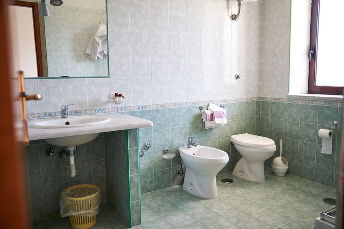 Imagen de la habitación del Hotel Futuro. Foto 7