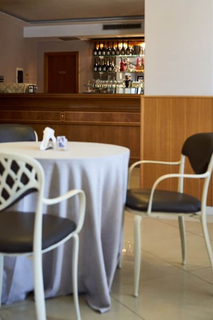 Imagen del bar/restaurante del Hotel Futuro. Foto 4