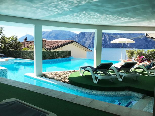 Imagen de la piscina del Hotel Garden. Foto 17