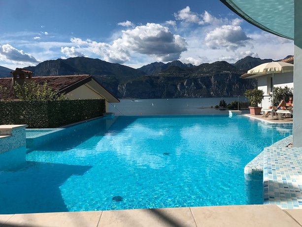 Imagen de la piscina del Hotel Garden. Foto 18