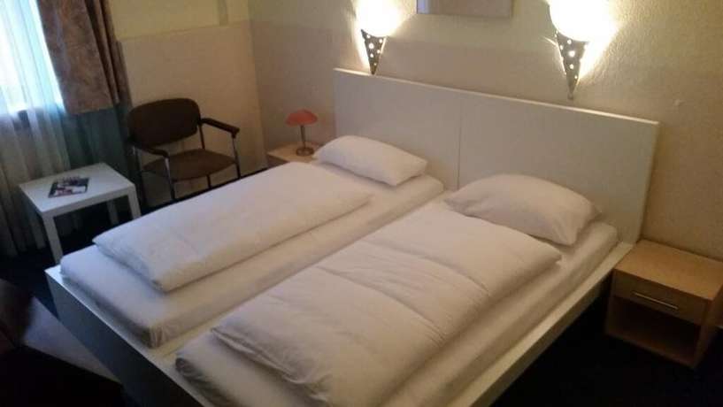 Imagen de la habitación del Hotel Garni Frankfurt. Foto 6