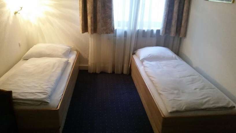 Imagen de la habitación del Hotel Garni Frankfurt. Foto 9
