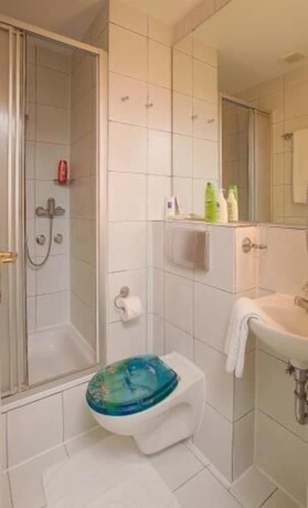 Imagen de la habitación del Hotel Garni Frankfurt. Foto 16
