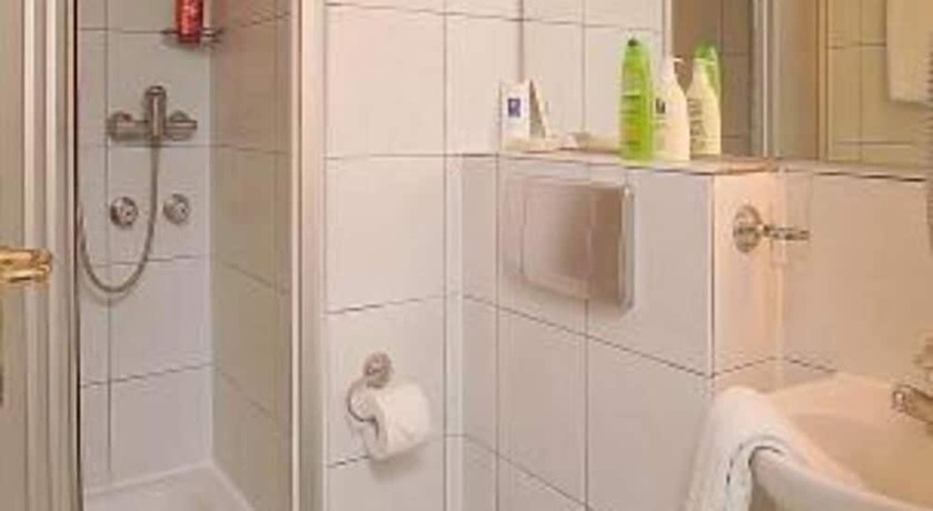 Imagen de la habitación del Hotel Garni Frankfurt. Foto 18