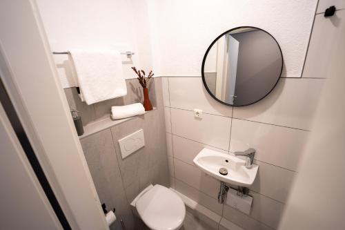 Imagen de la habitación del Hotel Garni Moers. Foto 14