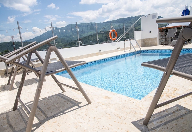 Imagen de la piscina del Hotel Grand H&r. Foto 16