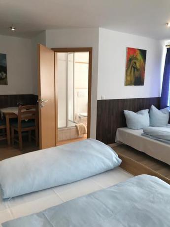 Imagen de la habitación del Hotel Guntia. Foto 17