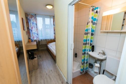 Imagen de la habitación del Hotel Hanseat. Foto 6