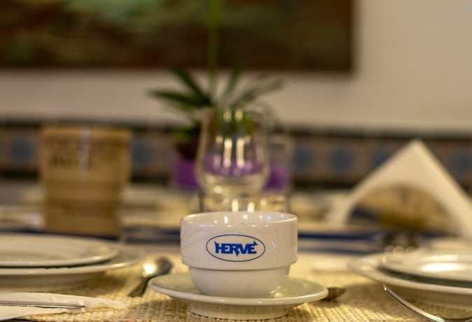 Imagen del bar/restaurante del Hotel Herv&egrave;. Foto 6