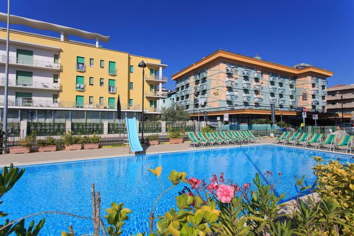 Imagen de la piscina del Hotel Holiday Park. Foto 19