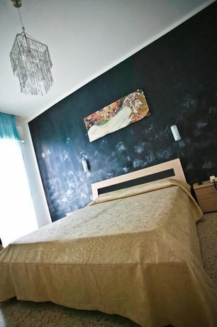 Imagen de la habitación del Hotel Holiday Park. Foto 6