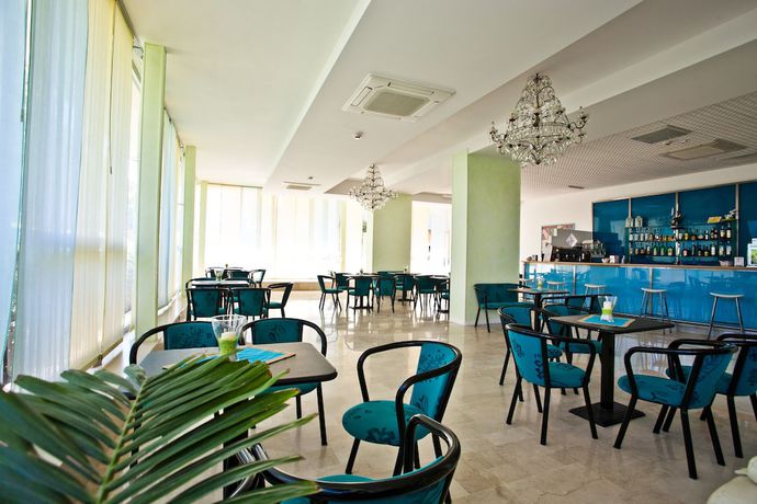 Imagen de los interiores del Hotel Holiday Park. Foto 17