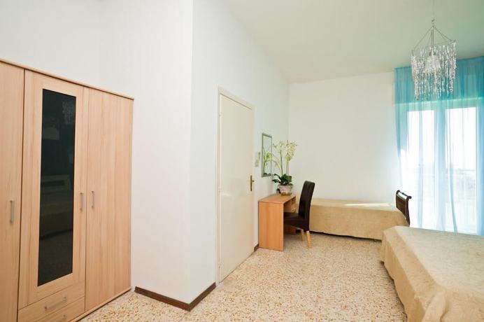 Imagen de la habitación del Hotel Holiday Park. Foto 8