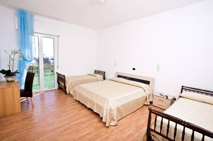 Imagen de la habitación del Hotel Holiday Park. Foto 9