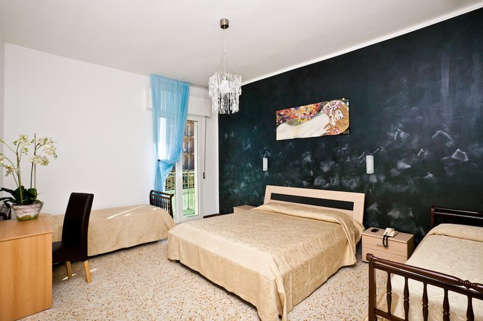 Imagen de la habitación del Hotel Holiday Park. Foto 10