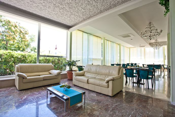 Imagen de los interiores del Hotel Holiday Park. Foto 18