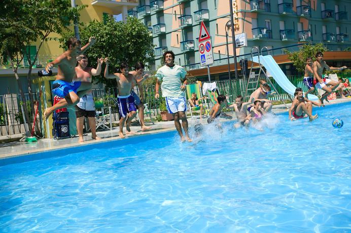 Imagen de la piscina del Hotel Holiday Park. Foto 20