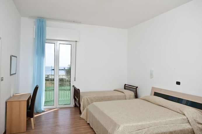 Imagen de la habitación del Hotel Holiday Park. Foto 15