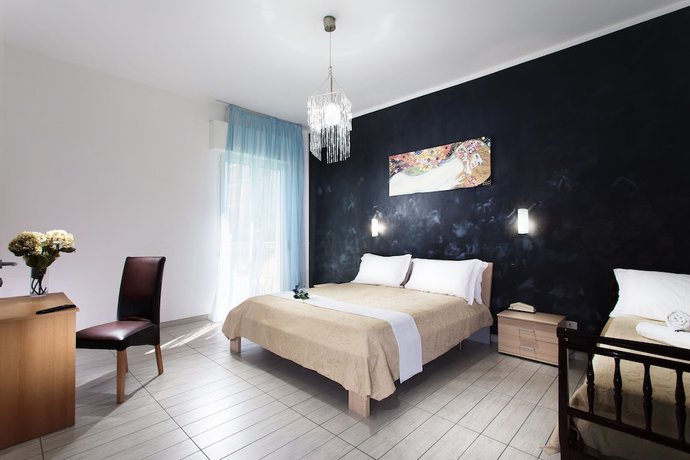 Imagen de la habitación del Hotel Holiday Park. Foto 16