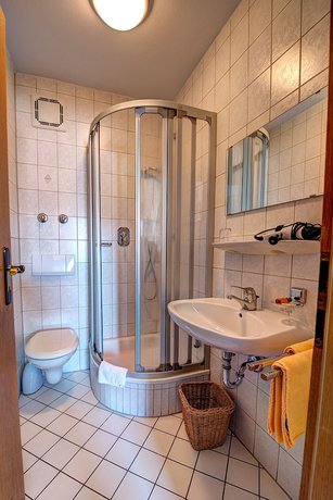 Imagen de la habitación del Hotel Huber. Foto 11