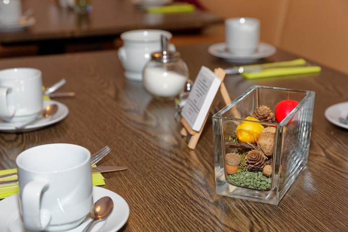 Imagen del bar/restaurante del Hotel H&uuml;ttl - Garni. Foto 3