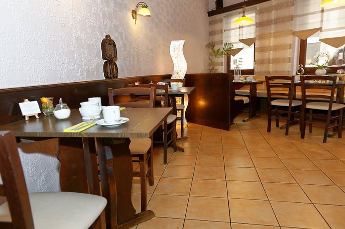 Imagen del bar/restaurante del Hotel H&uuml;ttl - Garni. Foto 4
