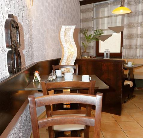 Imagen del bar/restaurante del Hotel H&uuml;ttl - Garni. Foto 5