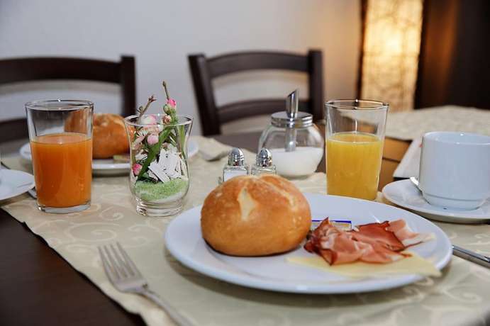 Imagen del bar/restaurante del Hotel H&uuml;ttl - Garni. Foto 6