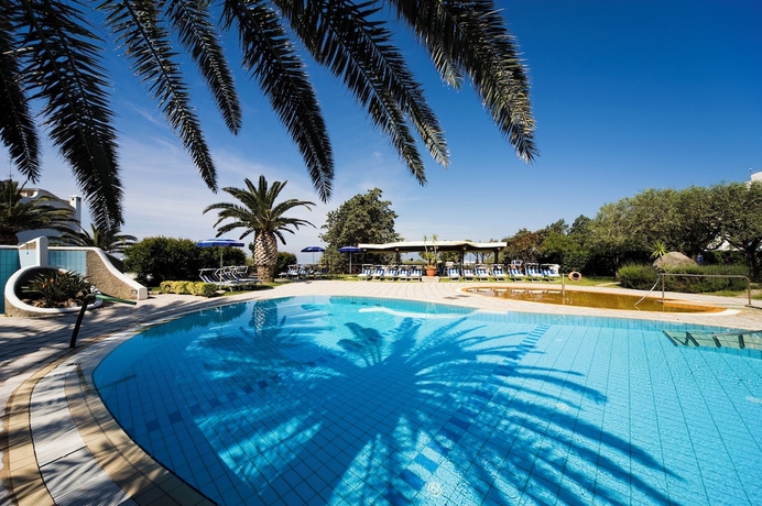 Imagen de la piscina del Hotel Ideal, Cuotto. Foto 14
