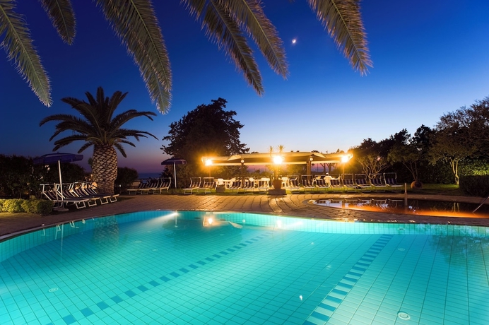 Imagen de la piscina del Hotel Ideal, Cuotto. Foto 16