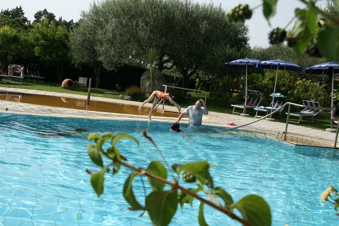 Imagen de la piscina del Hotel Ideal, Cuotto. Foto 19