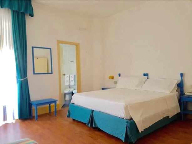Imagen de la habitación del Hotel Il Gabbiano Palinuro. Foto 6