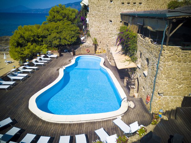 Imagen de la piscina del Hotel Il Gabbiano Palinuro. Foto 17