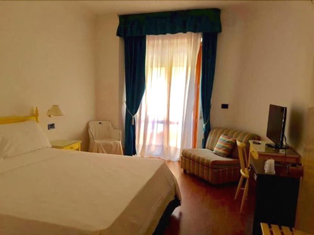Imagen de la habitación del Hotel Il Gabbiano Palinuro. Foto 8