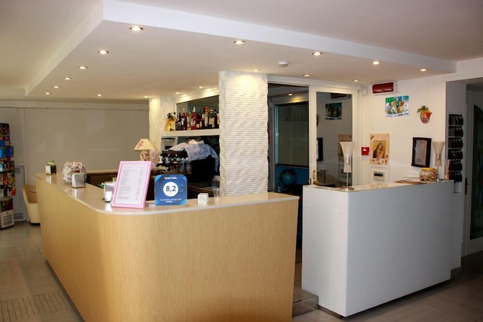 Imagen de los interiores del Hotel Ilde. Foto 15