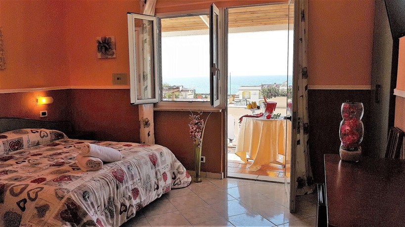 Imagen de la habitación del Hotel Ischia Onda Blu. Foto 8