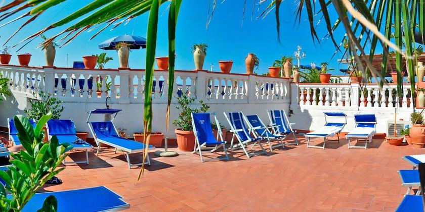 Imagen de los exteriores del Hotel Ischia Onda Blu. Foto 14