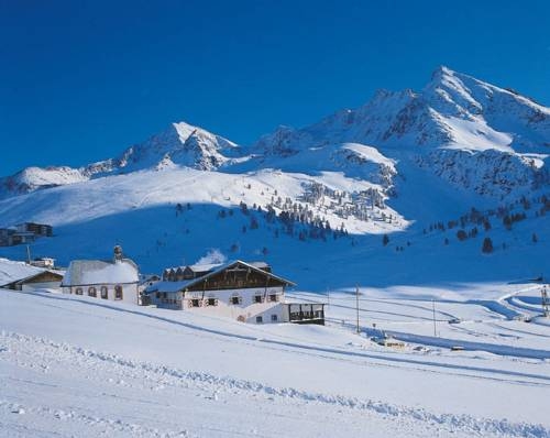 Imagen de los exteriores del Hotel Jagdschloss K&uuml;htai. Foto 2