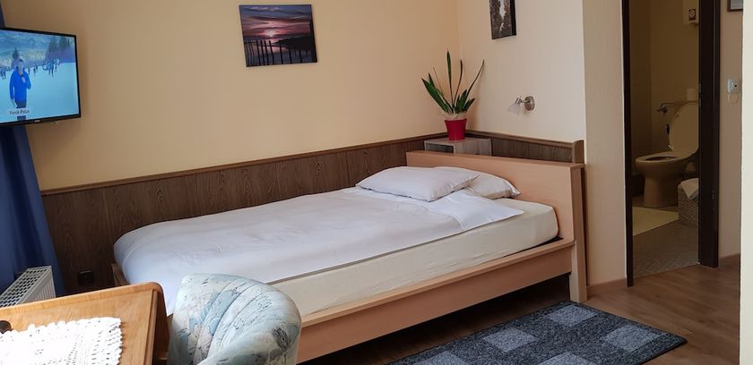 Imagen de la habitación del Hotel Julia. Foto 8