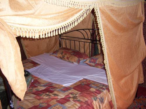 Imagen de la habitación del Hotel Kasbah Bivouac Lahmada. Foto 16